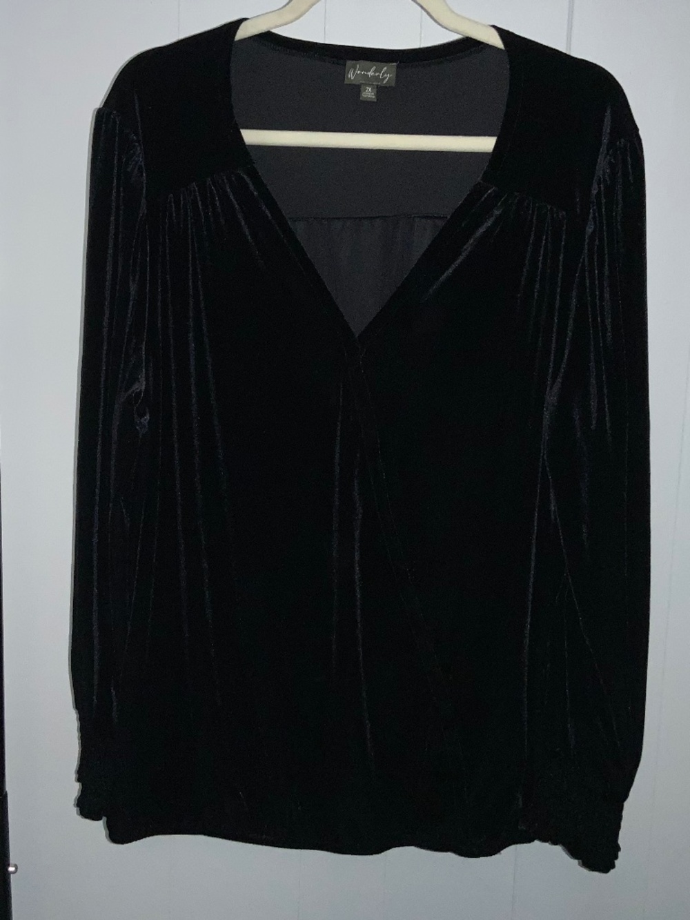 Wonderly black velvet V neck tunic top Sz 2X long sleeve ruched cuff